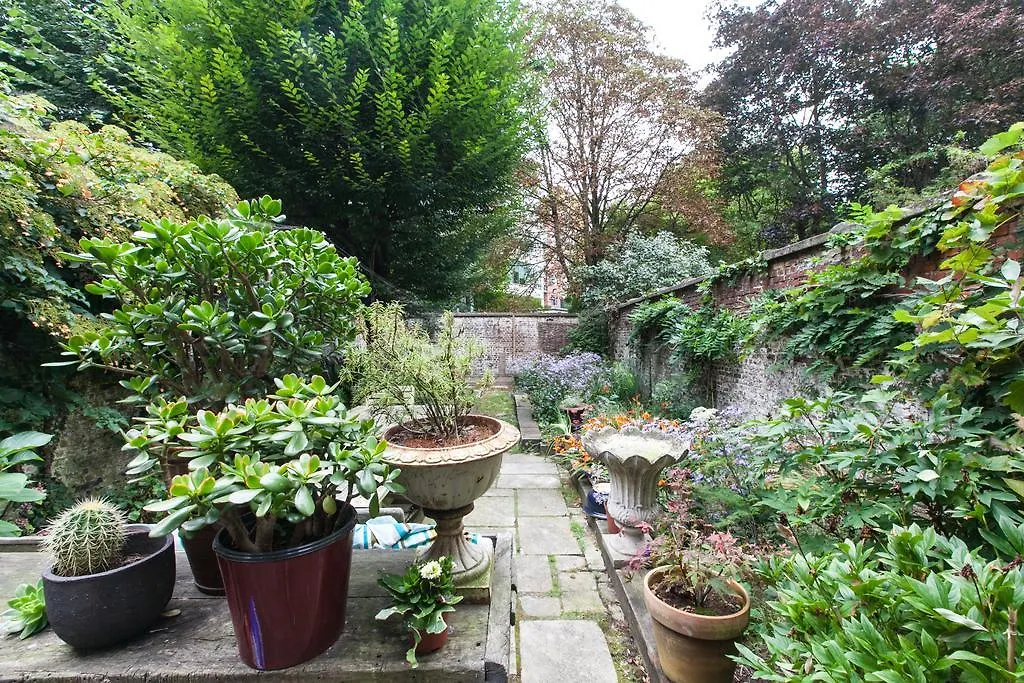 B&B Quatre20Cinq Antwerp Bed & Breakfast